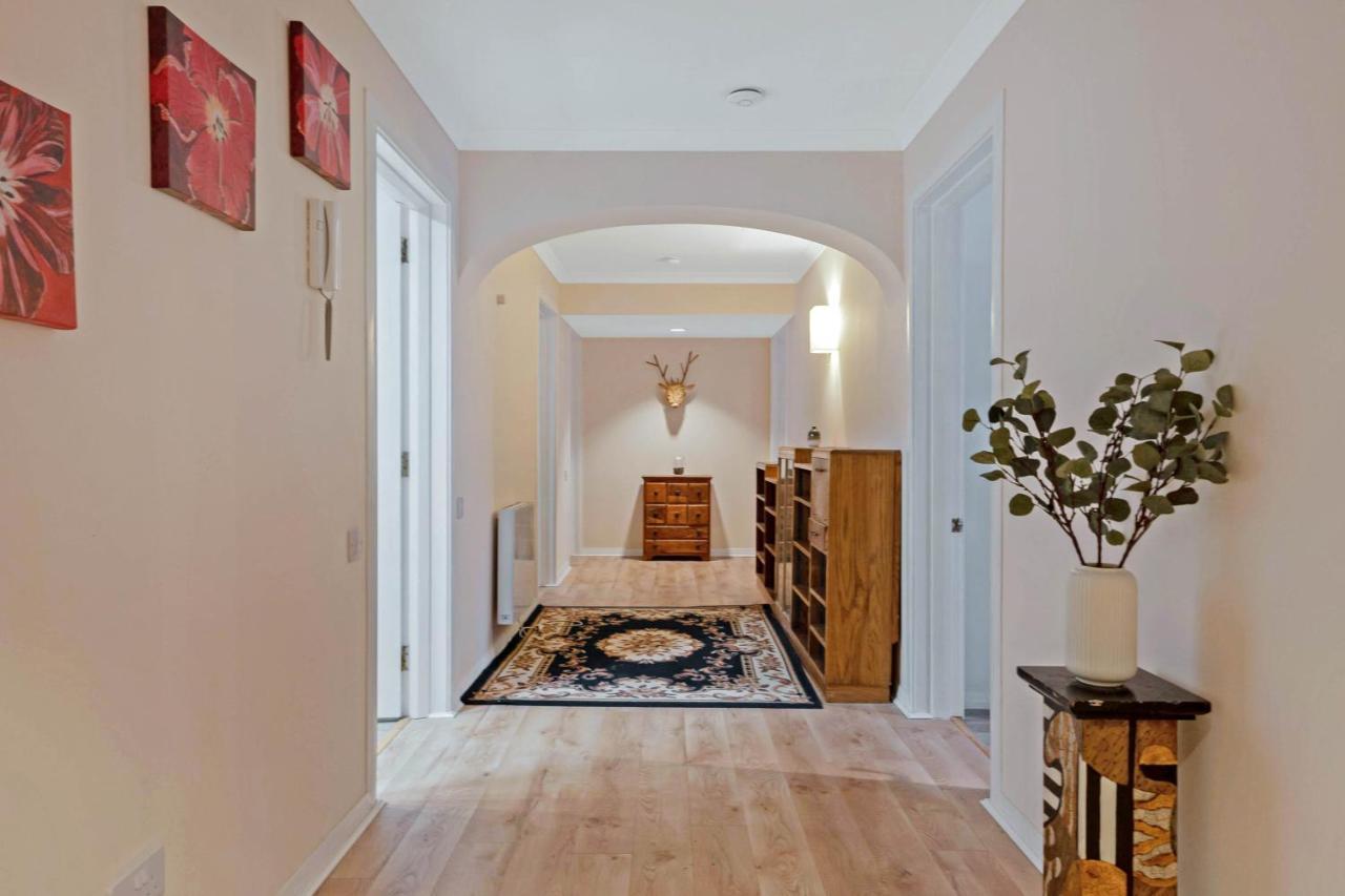 Elegant & Unique Getaway - Spacious 3 Bedroom, 2 Bathroom City Centre Apartment - Free Allocated Parking. Edinburgh Exterior foto